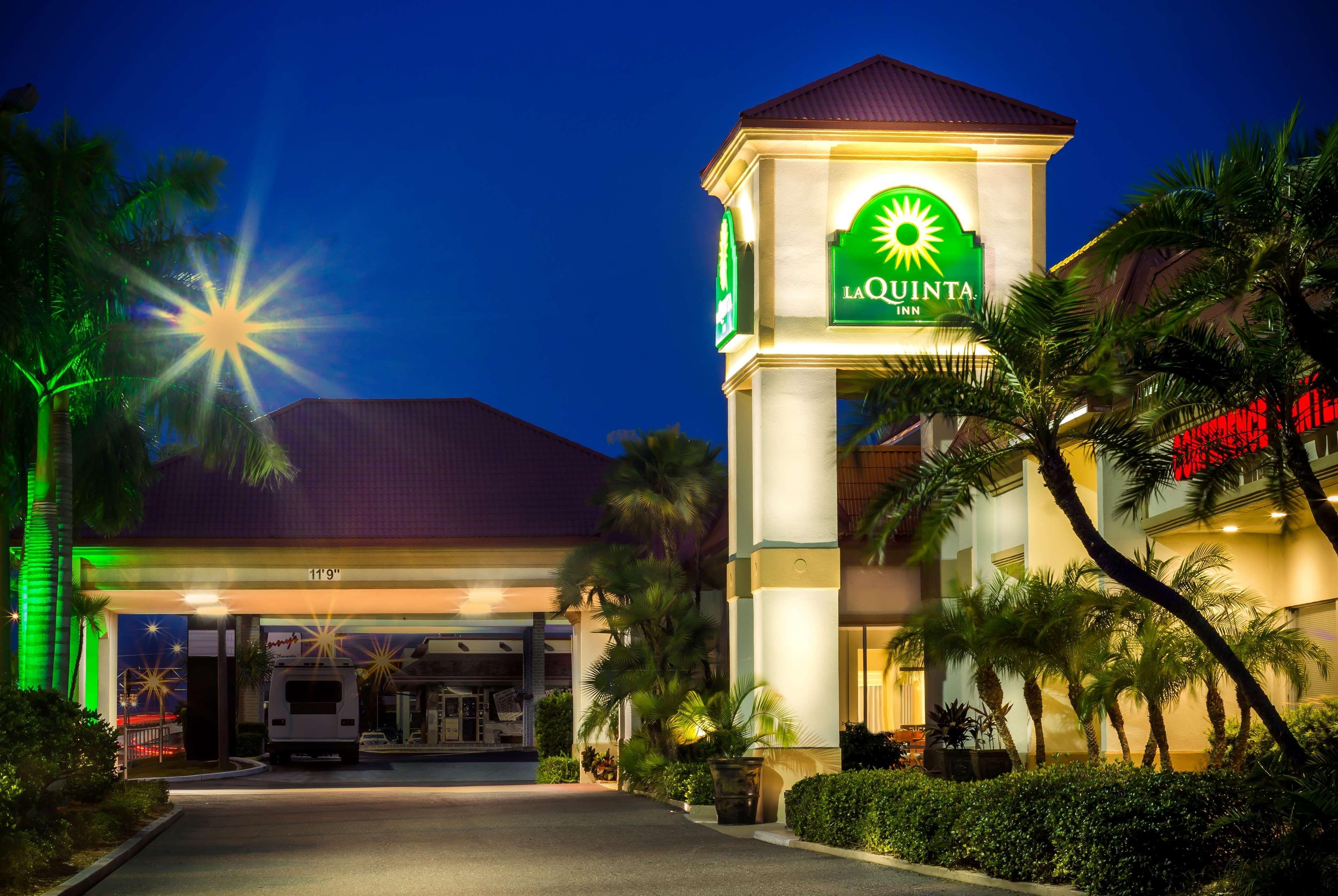 La Quinta By Wyndham Clearwater Central Hotel Exterior photo