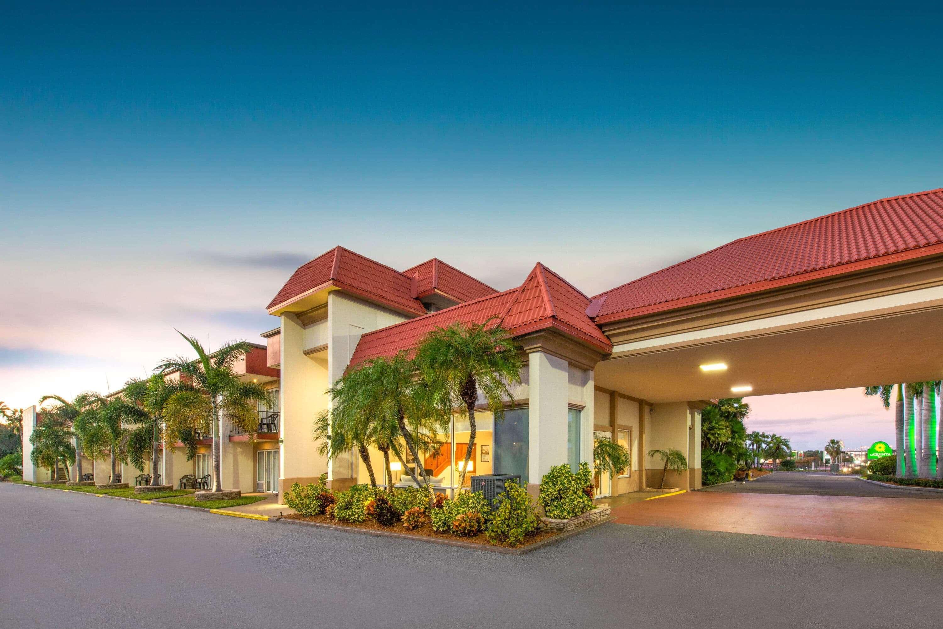 La Quinta By Wyndham Clearwater Central Hotel Exterior photo