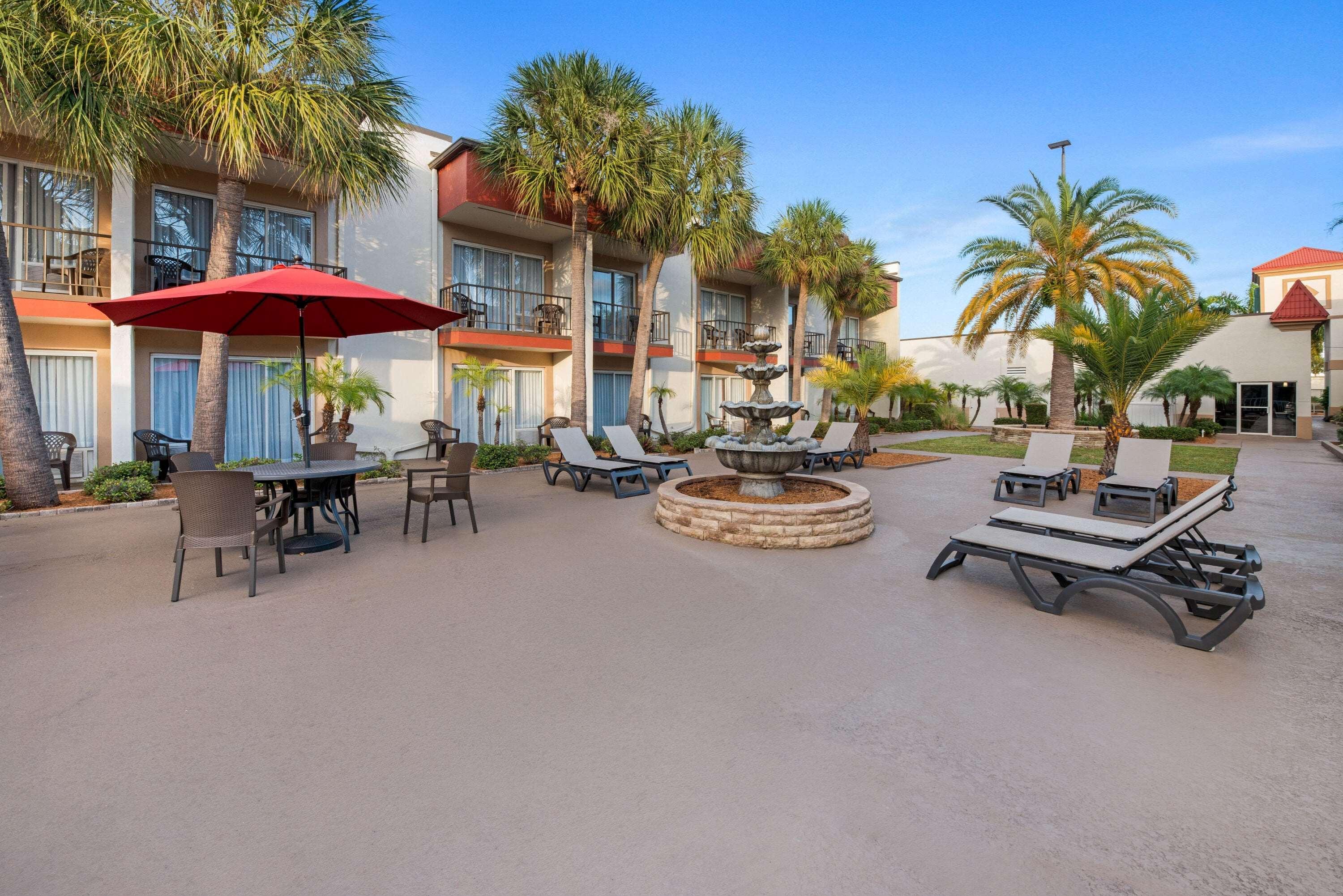 La Quinta By Wyndham Clearwater Central Hotel Exterior photo