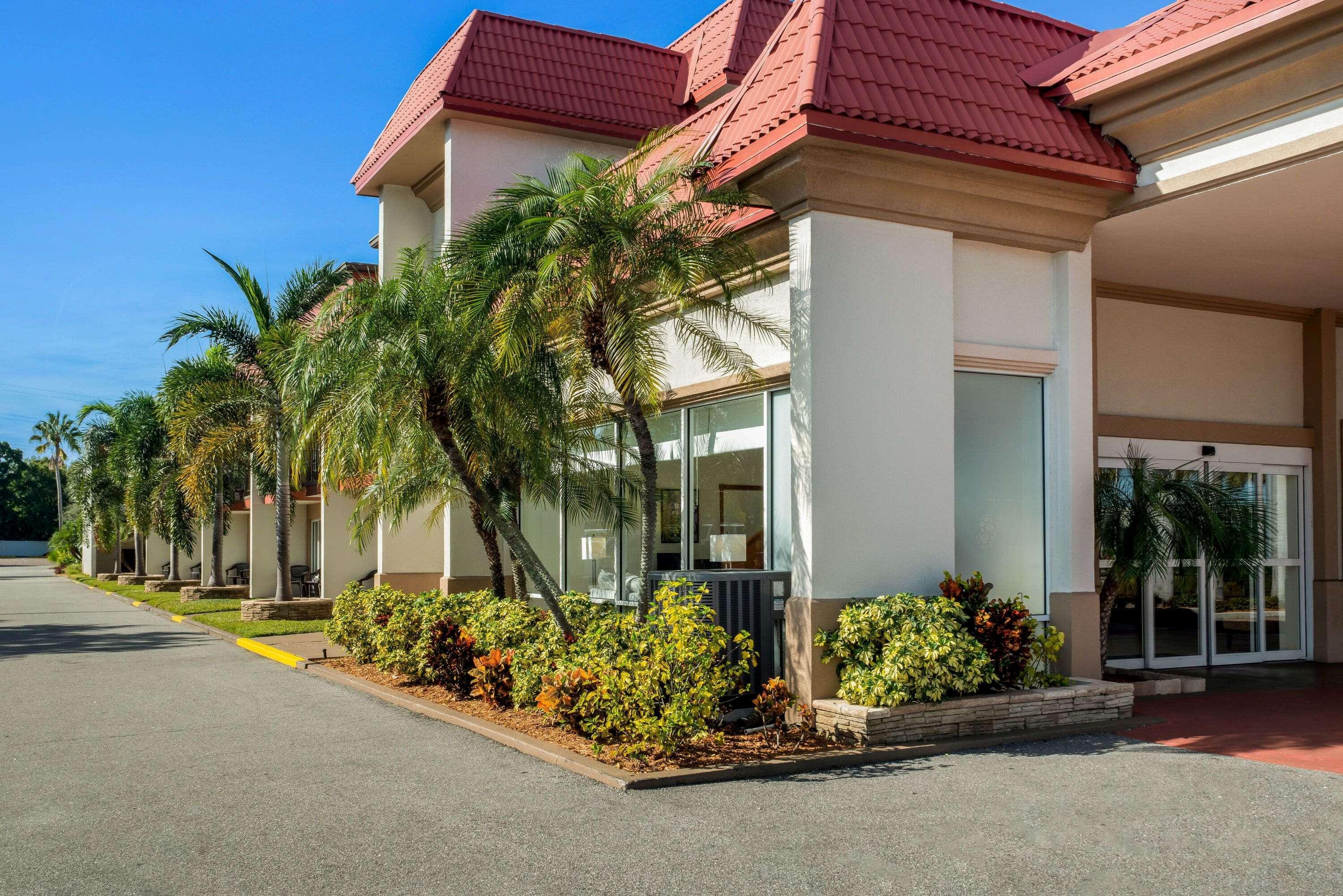 La Quinta By Wyndham Clearwater Central Hotel Exterior photo