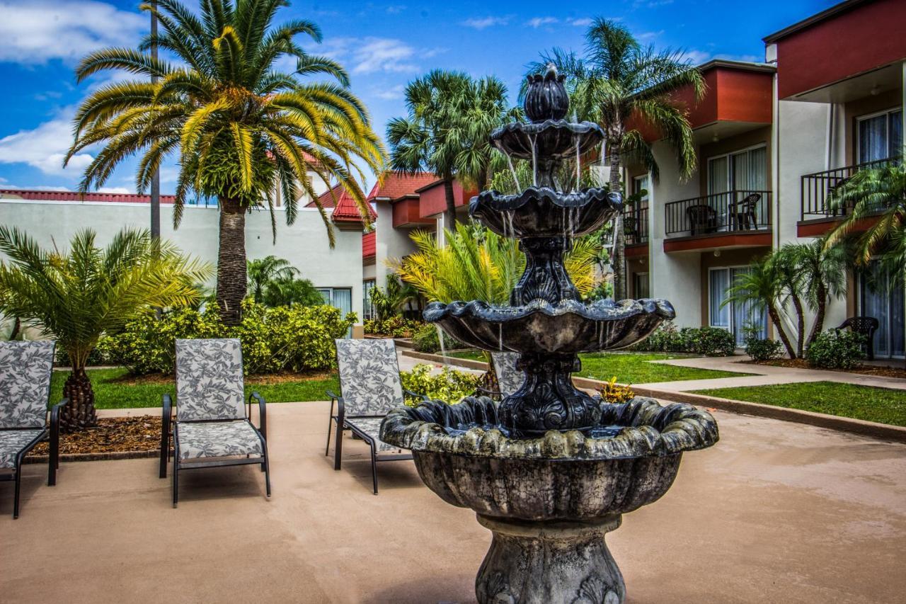 La Quinta By Wyndham Clearwater Central Hotel Exterior photo